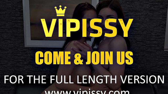 Pissing Lesbians Share