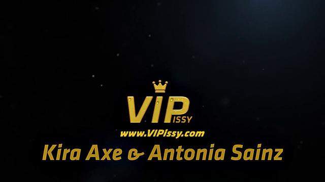 Pissing Lesbians Share