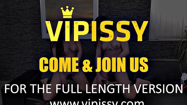 Pissing Lesbians Share