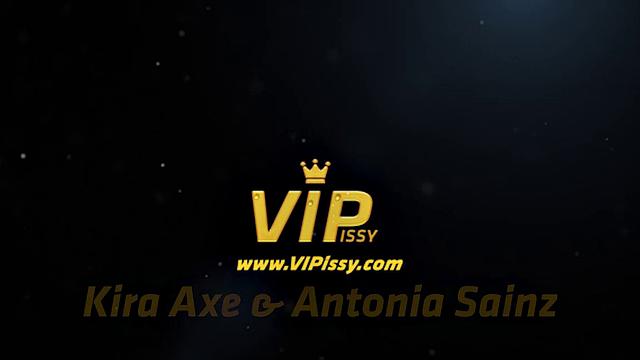 Pissing Lesbians Share