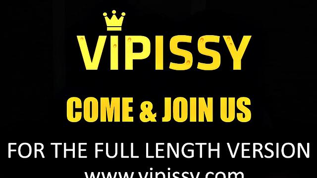 Девчонки устроили мокрое шоу на диване, не только из-за страсти