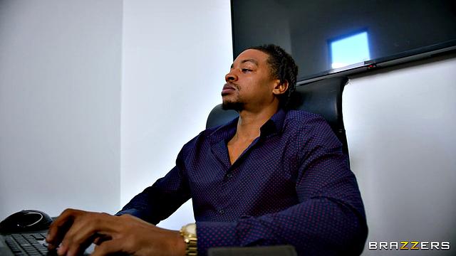 Богатая домохозяйка Черри ДеВиль решила оторваться в секс-клубе и потратить деньги мужа на страстные фантазии с чужим членом.