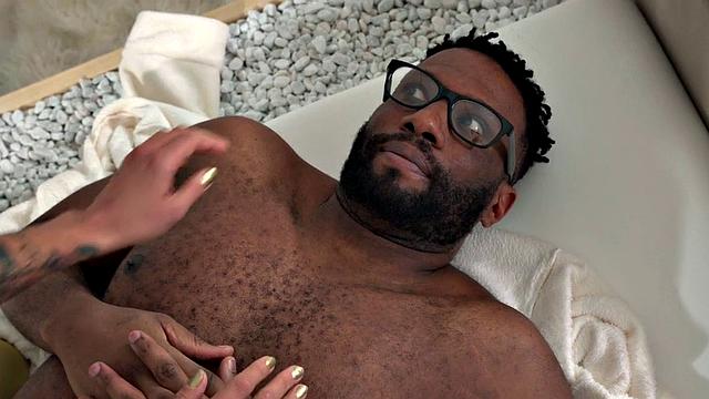 пышная массажистка-милфа скачет на большом черном члене в масле