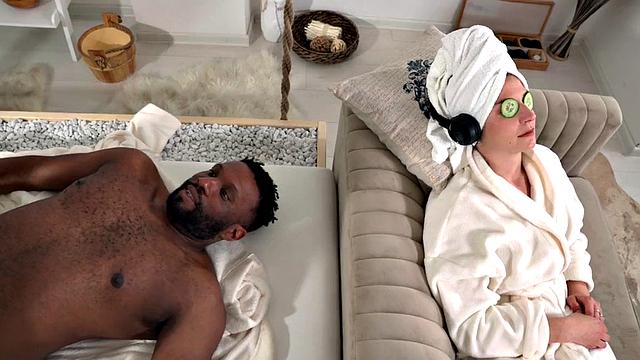 пышная массажистка-милфа скачет на большом черном члене в масле