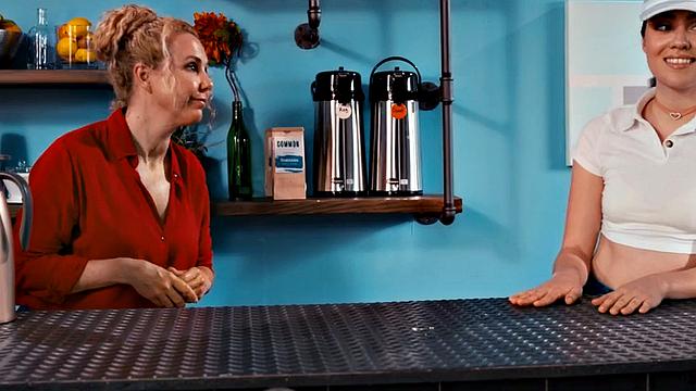 азиатка не устояла перед подругой и пошла пробовать волосатую киску