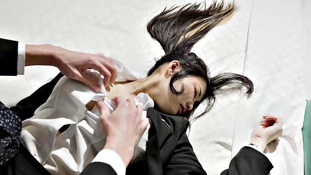 Ли Нана бросает работу и показывает клиенту свои сиськи прямо в отеле