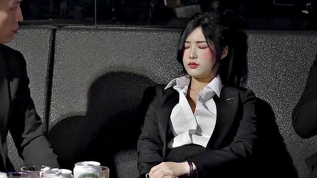 Li Nana and her office staff celebrate late and end up in bed