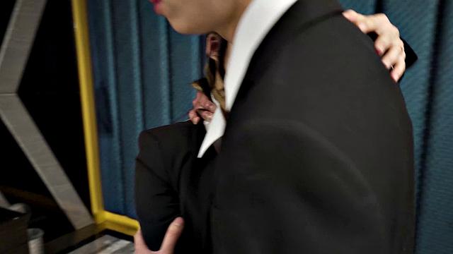 Li Nana and her office staff celebrate late and end up in bed