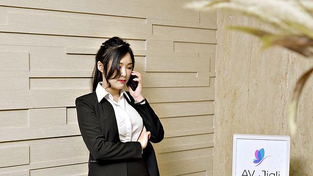 Li Nana and her office staff celebrate late and end up in bed