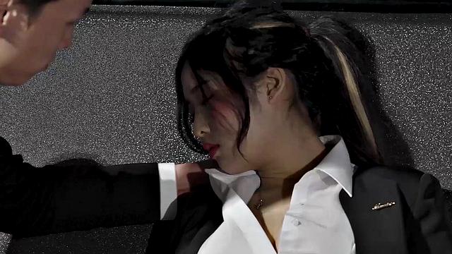 Li Nana and her office staff celebrate late and end up in bed