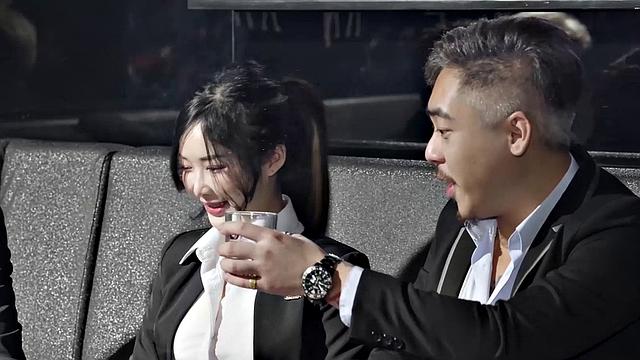 Li Nana and her office staff celebrate late and end up in bed