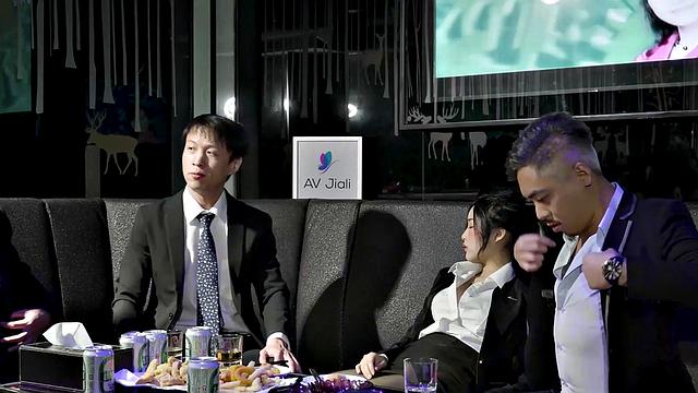 Li Nana and her office staff celebrate late and end up in bed