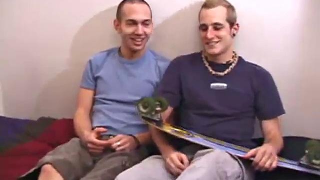 Torque и Che Bang меряются руками и запачкали диван
