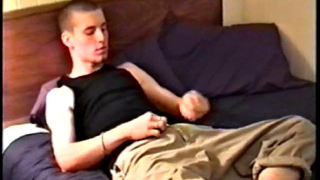 стройный скейтер Адам дрочит мощный член с кайфом