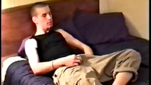 стройный скейтер Адам дрочит мощный член с кайфом