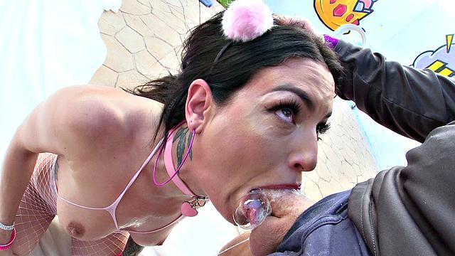 кисса обожает глубокий минет и выпрашивает жестче