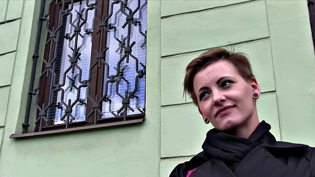 короткостриженная обманом попадает на кастинг и трахается в машине за бабки