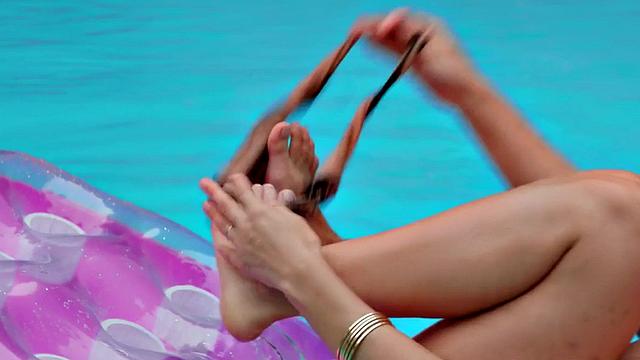 низкий парень трахается с пышной milf с короткими волосами на улице раком