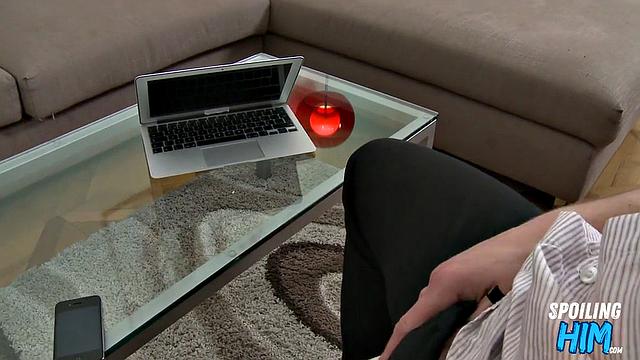 Гей кастинг: зрелый красавец жадно отсасывает и готовится к анальному марафону с юмором судьбы.