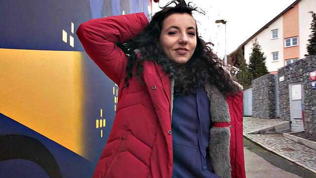 Amateur sweetie doggystyled by agent