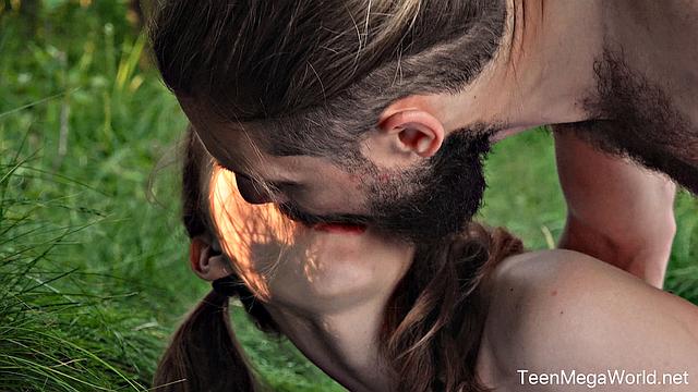 Hottie gets a fuck in the forest