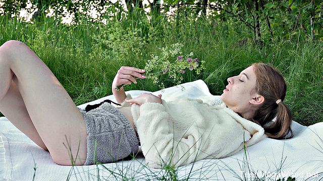 Hottie gets a fuck in the forest