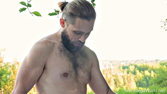 Hottie gets a fuck in the forest