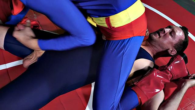 Косплей-рестлера жёстко трахают в жопу и кончают на лицо