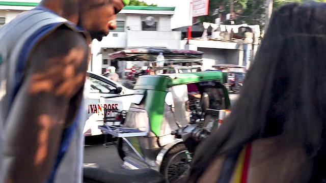 филиппинская милфа делает вещи, о которых юным только мечтать