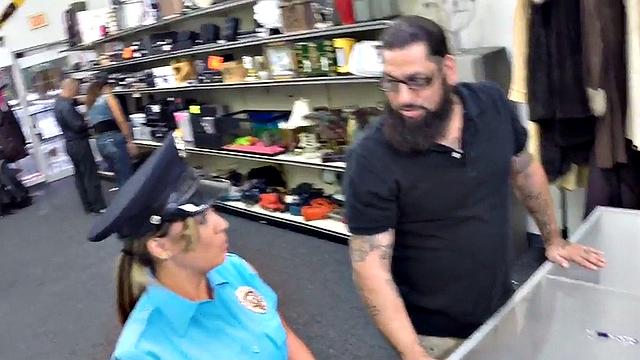 Полицейская получает по-собачьи от владельца магазина