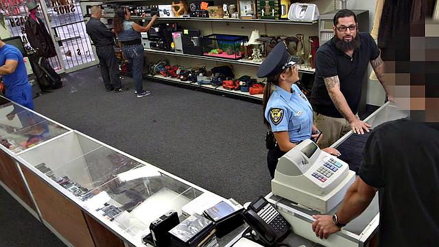 Полицейская получает по-собачьи от владельца магазина