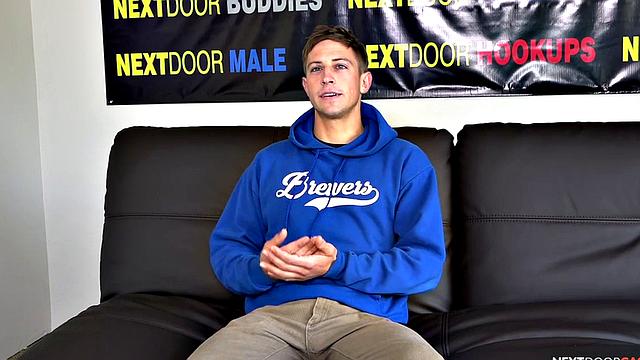 Solo jock enjoys stroking while watching porn