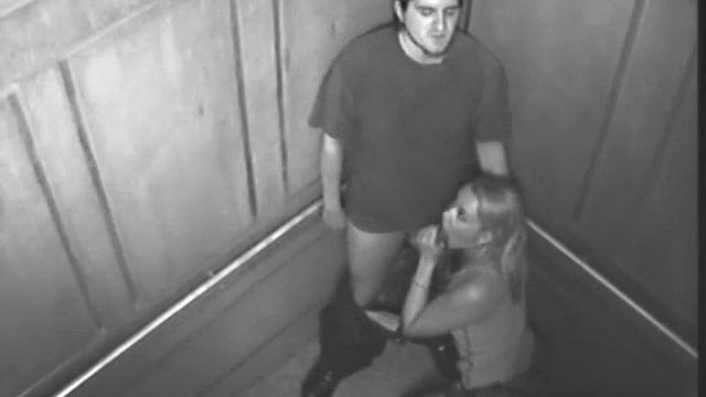 в лифте пышногрудая сучка скачет на члене под камерой