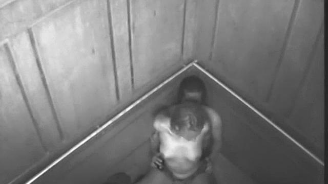 в лифте пышногрудая сучка скачет на члене под камерой