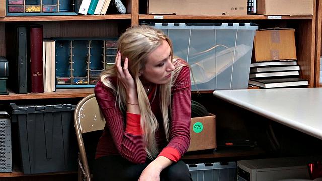 секьюрити трахает зрелую и падчерицу в офисе вместо вызова полиции