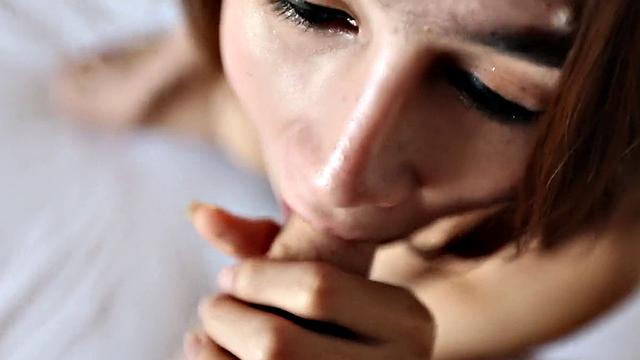 Тайская леди-бой раскручивает туриста на мощный отсос