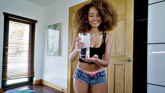 cecilia lion застала парня за симуляцией болезни и сразу дала ему в рот