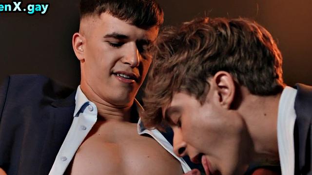 Твунк в костюме трахает попку парня после отсоса, галстук не мешает