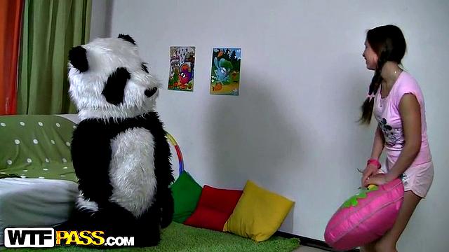 Смотри, как взрослая девушка жадно сосет фаллоимитатор и ловит струю спермы на язык.