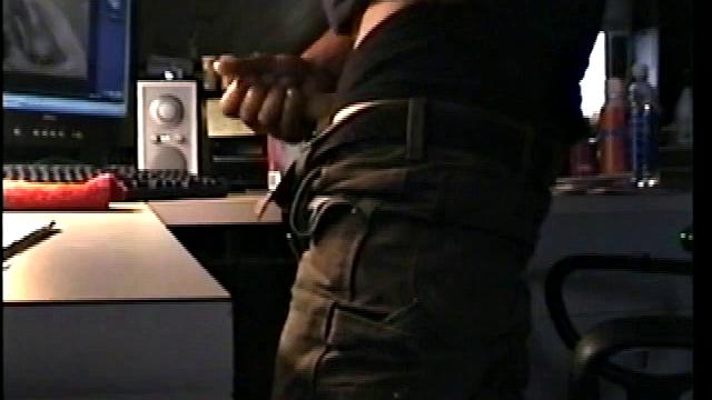 Зак в мохнатых трусах дрочит на камеру, как профи