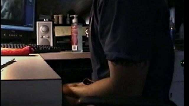 Зак в мохнатых трусах дрочит на камеру, как профи