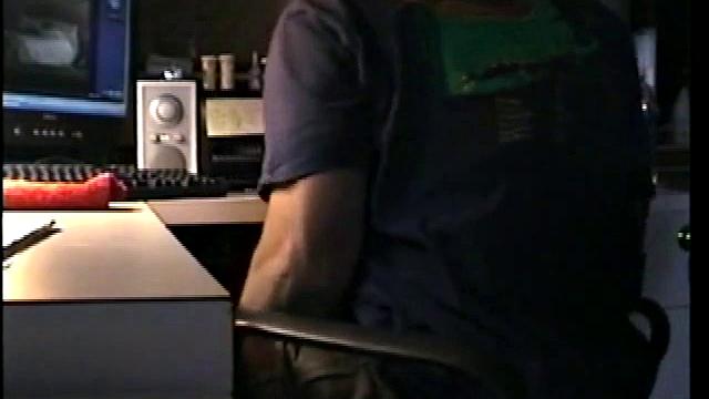 Зак в мохнатых трусах дрочит на камеру, как профи