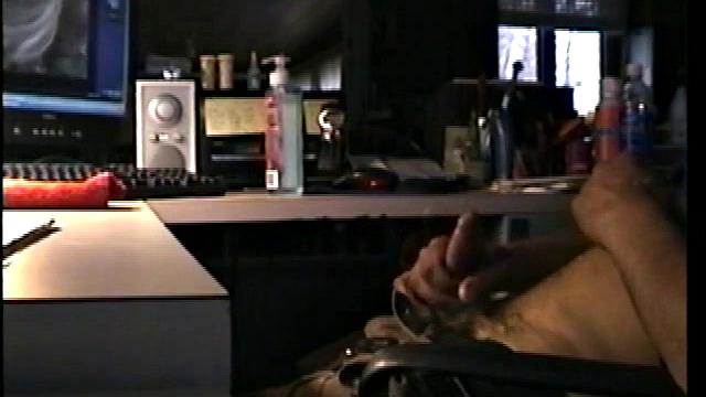 Зак в мохнатых трусах дрочит на камеру, как профи