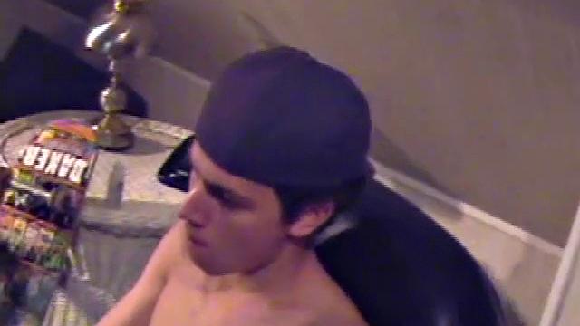 Джейден с мощным членом дрочит и щедро кончает на камеру для парней, которые любят крупный калибр.