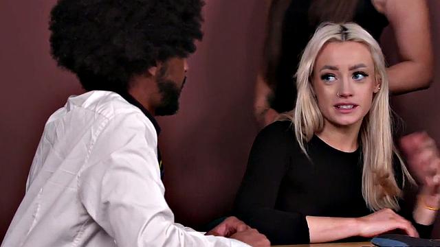 наглые тетки в одежде соблазняют черного и дрочат ему хер