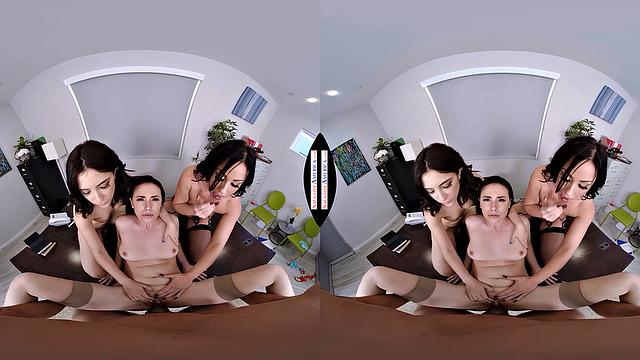 Смотри, как Дженнифер Уайт устраивает анальный секс с новым парнем на глазах у коллег и делится им с ними.