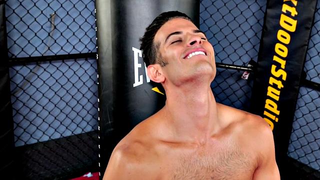 Watch this muscular jock jerk off and wank before taking a hot load on his face