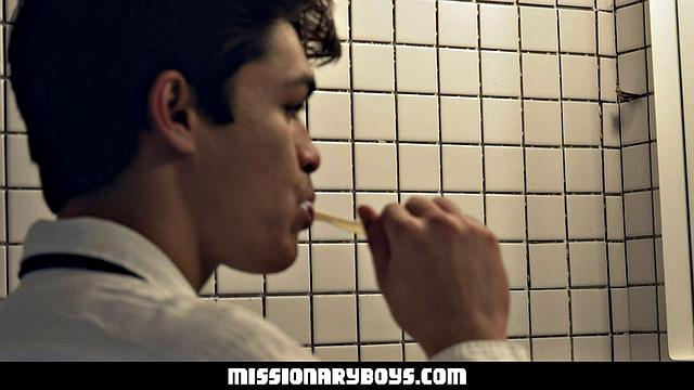 В душевой Волф распахивает Аргоса и жестко трахается в его тугую жопу