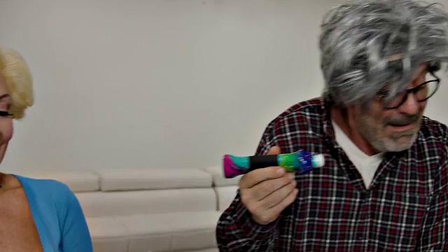 пышная зрелка заглатывает bbc и скачет на нём своей гладкой киской