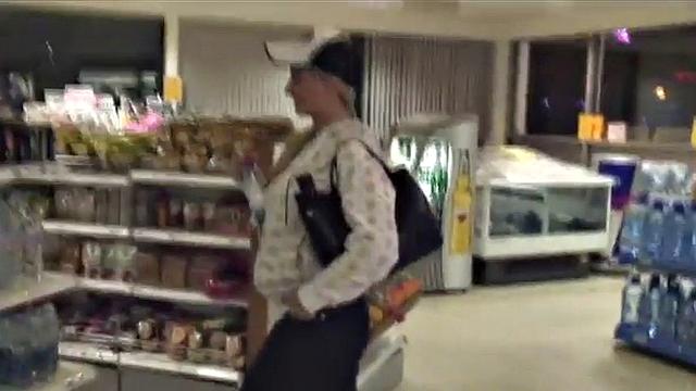 Amatur coed blonde sneaking around